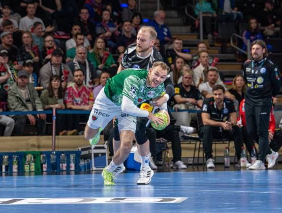 Handball, Herren, Saison 2025 2026, DHB-Pokal (Achtelfinale), Füchse Berlin - ThSV Eisenach, v.l. Mathias Gidsel (Füchse Berlin), Peter Walz (Eisenach), 06.11.2025, Copyright: xSebastianxRäppold MatthiasxKochx