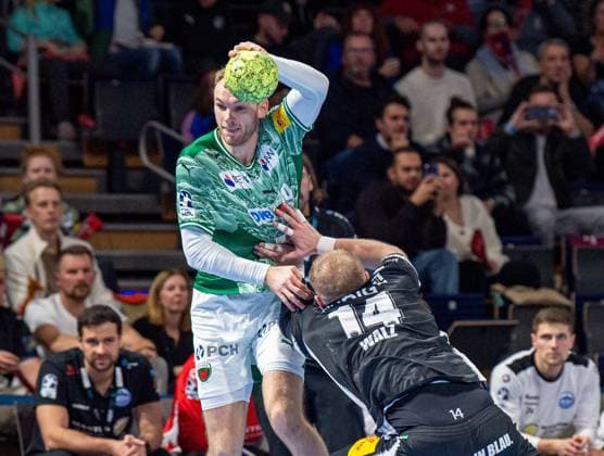 Handball, Herren, Saison 2025 2026, DHB-Pokal (Achtelfinale), Füchse Berlin - ThSV Eisenach, v.l. Mathias Gidsel (Füchse Berlin), Peter Walz (Eisenach), 06.11.2025, Copyright: xSebastianxRäppold MatthiasxKochx