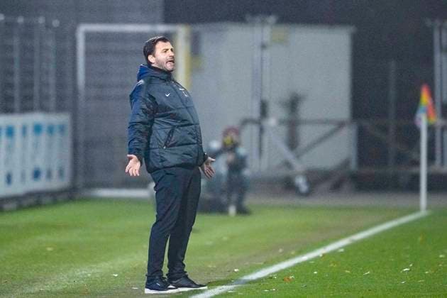 Edmond Kapllani (Trainer, Cheftrainer, SC Freiburg), gibt Anweisungen, gestikuliert, mit den Armen gestikulieren, Freisteller, Ganzkörper, Einzelbild, Einzelfoto, Aktion, Action, 06.11.2025, Sinsheim (Hoffenheim) (Deutschland), Fussball, Google Pixel Frauen-Bundesliga, TSG 1899 Hoffenheim - SC Freiburg, DFB DFL REGULATIONS PROHIBIT ANY USE OF PHOTOGRAPHS AS IMAGE SEQUENCES AND OR QUASI-VIDEO.
