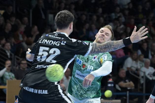 06.11.2025, xlakx, Handball, DHB-Pokal 1 8 Finale, Fuechse Berlin - ThSV Eisenach v.l. Justin Kurch (ThSV Eisenach), Mathias Gidsel (Fuechse Berlin) setzt zum Sprungwurf an Berlin