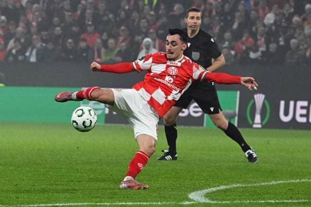 06.11.2025, xsltx, Fussball UEFA Conference League, FSV Mainz 05 - AC Florenz v.l. Paul Nebel (FSV Mainz 05) (DFL DFB REGULATIONS PROHIBIT ANY USE OF PHOTOGRAPHS as IMAGE SEQUENCES and or QUASI-VIDEO) Mainz
