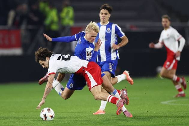 UTRECHT , 06-11-2025 , stadium Galgenwaard , season 2025 2026 , UEFA Europa League football , league phase match day 4 , match between FC Utrecht and Porto , picture shows FC Utrecht player Miguel Rodriguez, Porto player Victor Froholdt Utrecht - Porto  x31890836x Copyright: