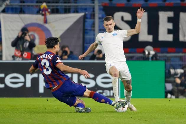 Nicolas Vouilloz (FC Basel, 03) und Florin Tanase (FCSB Bukarest, 10) im Zweikampf , Schweiz, Fussball, UEFA Europa League, 4. Spieltag, 2025 2026, FC Basel vs. FCSB Bukarest, 06.11.2025, Sankt Jakob Park, Basel, Schweiz Basel Sankt Jakob Park Kanton Basel-Stadt Schweiz Copyright: xGrantxHubbsx