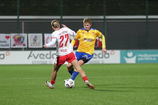 Google Pixel Frauen-Bundesliga, RB Leipzig - FC Carl Zeiss Jena; 06.11.2025 Gwen Mummert (27, Carl Zeiss Jena) gegen Marlene Müller (27, RB Leipzig). Fußball, Google Pixel Frauen-Bundesliga, Saison 2025 2026, 9. Spieltag: RB Leipzig vs. FC Carl Zeiss Jena am 06.11.2025, Trainingszentrum Cottaweg, Leipzig. DFB REGULATIONS PROHIBIT ANY USE OF PHOTOGRAPHS AS IMAGE SEQUENCES AND OR QUASI-VIDEO. Copyright: xBEAUTIFULxSPORTS JanxKaeferx