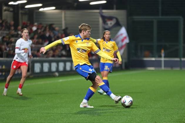 Google Pixel Frauen-Bundesliga, RB Leipzig - FC Carl Zeiss Jena; 06.11.2025 Gwen Mummert (27, Carl Zeiss Jena). Fußball, Google Pixel Frauen-Bundesliga, Saison 2025 2026, 9. Spieltag: RB Leipzig vs. FC Carl Zeiss Jena am 06.11.2025, Trainingszentrum Cottaweg, Leipzig. DFB REGULATIONS PROHIBIT ANY USE OF PHOTOGRAPHS AS IMAGE SEQUENCES AND OR QUASI-VIDEO. Copyright: xBEAUTIFULxSPORTS JanxKaeferx