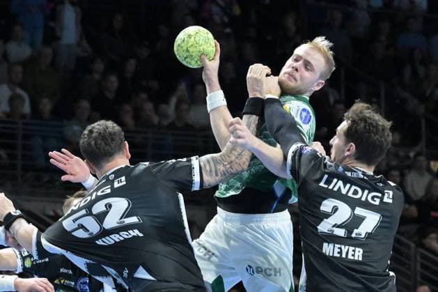 06.11.2025, xlakx, Handball, DHB-Pokal 1 8 Finale, Fuechse Berlin - ThSV Eisenach v.l. Justin Kurch (ThSV Eisenach), Matthes Langhoff (Fuechse Berlin), Philipp Meyer (ThSV Eisenach), setzt zum Sprungwurf an Berlin