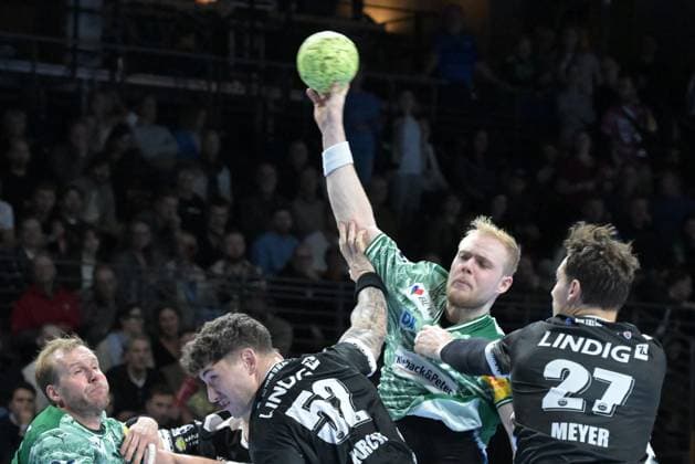 06.11.2025, xlakx, Handball, DHB-Pokal 1 8 Finale, Fuechse Berlin - ThSV Eisenach v.l. Justin Kurch (ThSV Eisenach), Matthes Langhoff (Fuechse Berlin), Philipp Meyer (ThSV Eisenach), setzt zum Sprungwurf an Berlin