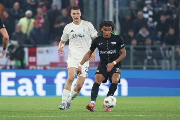 SOCCER - UEFA EL, Sturm vs Nottingham GRAZ,AUSTRIA,06.NOV.25 - SOCCER - UEFA Europa League, SK Sturm Graz vs Nottingham Forest. Image shows Nikola Milenkovic (Nottingham) and Axel Kayombo (Sturm).  GEPAxpictures xChrisxBauer