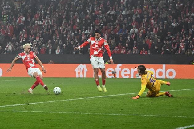 06.11.2025, xsltx, Fussball UEFA Conference League, FSV Mainz 05 - AC Florenz v.l. Benedict Hollerbach (FSV Mainz 05) Torschuetze, erzielt das Tor, Treffer, scores the goal 1:1 Tommaso Martinelli (AC Florenz) (DFL DFB REGULATIONS PROHIBIT ANY USE OF PHOTOGRAPHS as IMAGE SEQUENCES and or QUASI-VIDEO) Mainz