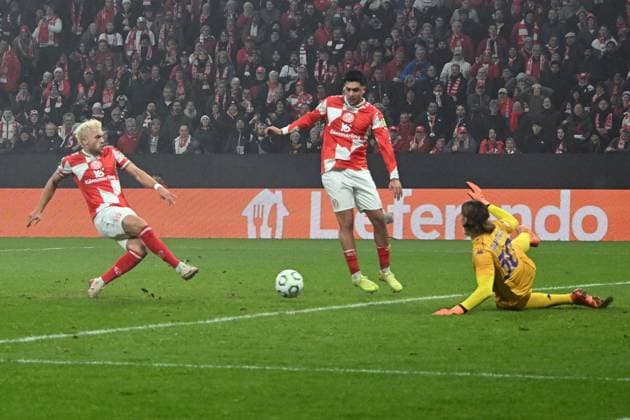 06.11.2025, xsltx, Fussball UEFA Conference League, FSV Mainz 05 - AC Florenz v.l. Benedict Hollerbach (FSV Mainz 05) Torschuetze, erzielt das Tor, Treffer, scores the goal 1:1 Tommaso Martinelli (AC Florenz) (DFL DFB REGULATIONS PROHIBIT ANY USE OF PHOTOGRAPHS as IMAGE SEQUENCES and or QUASI-VIDEO) Mainz