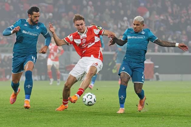 Mainz, Deutschland 06. November 2025: Conference League - 2025 2026 - FSV Mainz 05 vs. AC Florenz Im Bild: v.li. beim Kampf um den Ball: Pablo Mari (Florenz), Nelson Weiper (Mainz) und Domilsson Cordeiro Dos Santos (Florenz). Mewa Arena Rheinland - Pfalz Copyright: xFotostandx xRacochax