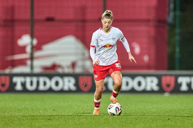 06.11.2025, GER, Frauenfußball, BL, 2025 2026, RB Leipzig - FC Carl Zeiss Jena Julia Landenberger (21, RB Leipzig), Freisteller, mit Ball Leipzig Trainingszentrum der Roten Bulle Sachsen Deutschland