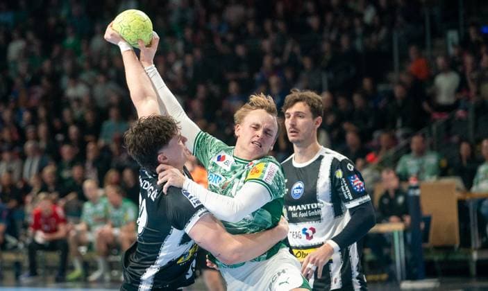 6.11.2025, Handball, Herren, DHB-Pokal 2025 26, Achtelfinale, Füchse Berlin - ThSV Eisenach Tilman Leu (ThSV Eisenach, li.) gegen Tobias Grondahl (Füchse Berlin, Mitte) Berlin Max-Schmeling-Halle Brandenburg Deutschland