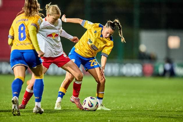 06.11.2025, GER, Frauenfußball, BL, 2025 2026, RB Leipzig - FC Carl Zeiss Jena Emilia Asgeirsdottir (8, RB Leipzig), Aktion, Kampf um Ball Leipzig Trainingszentrum der Roten Bulle Sachsen Deutschland