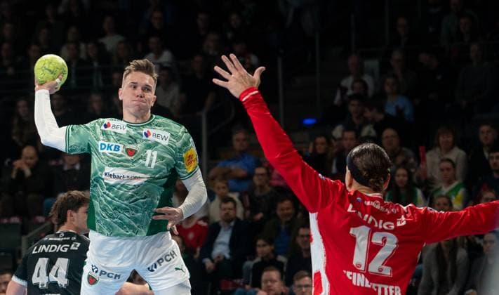 6.11.2025, Handball, Herren, DHB-Pokal 2025 26, Achtelfinale, Füchse Berlin - ThSV Eisenach Lasse Bredekjaer Andersson (Füchse Berlin, li.) gegen Silvio Heinevetter (ThSV Eisenach, re.) Berlin Max-Schmeling-Halle Brandenburg Deutschland