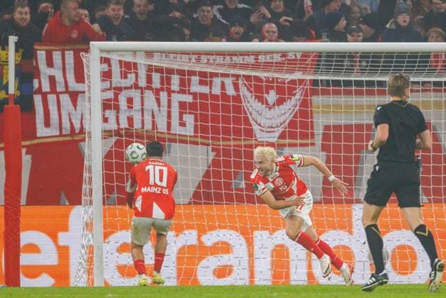 UECL: 1. FSV Mainz 05 - AC Florenz Jubel zum 1:1 Treffer durch Benedict Hollerbach (1. FSV Mainz 05, 17); Tor; Torjubel; Freude im Spiel der UEFA Conference League zwischen 1. FSV Mainz 05 und AC Florenz am 3. Spieltag in der MEWA Arena Mainz am 06.11.2025 Copyright: xBEAUTIFULxSPORTS Hahnex