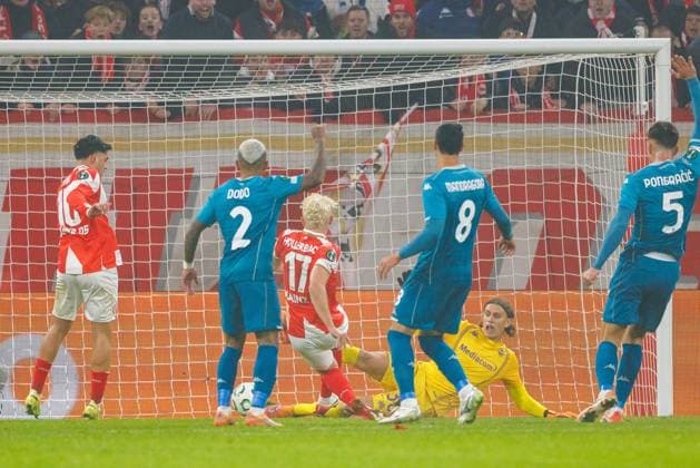 UECL: 1. FSV Mainz 05 - AC Florenz Benedict Hollerbach (1. FSV Mainz 05, 17) erzielt den 1:1 Ausgleich per Flachschuss gegen Tommaso Martinelli (AC Florenz, Fiorentina, 30) im Spiel der UEFA Conference League zwischen 1. FSV Mainz 05 und AC Florenz am 3. Spieltag in der MEWA Arena Mainz am 06.11.2025 Copyright: xBEAUTIFULxSPORTS Hahnex