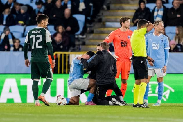 251106 Sead Haksabanovic of Malmö FF receives medical attention during the UEFA Europa League football match between Malmö FF and Panathinaikos on November 6, 2025 in Malmö. Photo: Petter Arvidson BILDBYRAN kod PA PA1108 fotboll football soccer fotball uefa europa league europa league malmö ff panathinaikos bbeng bbauto skada Copyright: PETTERxARVIDSON BB251106PA130