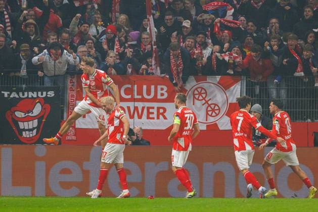 UECL: 1. FSV Mainz 05 - AC Florenz Jubel zum 1:1 Treffer durch Benedict Hollerbach (1. FSV Mainz 05, 17); Tor; Torjubel; Freude im Spiel der UEFA Conference League zwischen 1. FSV Mainz 05 und AC Florenz am 3. Spieltag in der MEWA Arena Mainz am 06.11.2025 Copyright: xBEAUTIFULxSPORTS Hahnex
