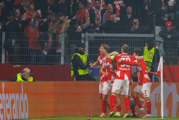 UECL: 1. FSV Mainz 05 - AC Florenz Jubel zum 1:1 Treffer durch Benedict Hollerbach (1. FSV Mainz 05, 17); Tor; Torjubel; Freude im Spiel der UEFA Conference League zwischen 1. FSV Mainz 05 und AC Florenz am 3. Spieltag in der MEWA Arena Mainz am 06.11.2025 Copyright: xBEAUTIFULxSPORTS Hahnex