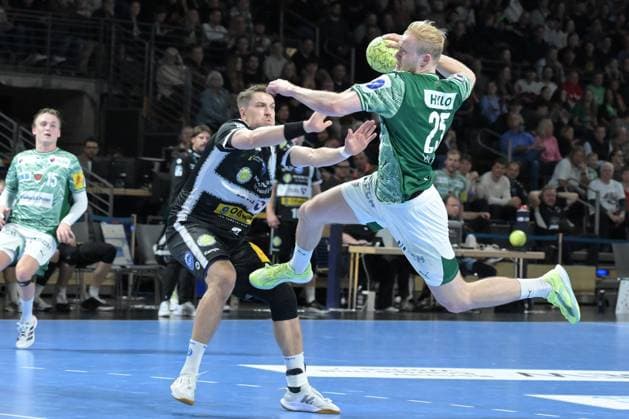 06.11.2025, xlakx, Handball, DHB-Pokal 1 8 Finale, Fuechse Berlin - ThSV Eisenach v.l. Oskar Joelsson (ThSV Eisenach), Matthes Langhoff (Fuechse Berlin) setzt zum Sprungwurf an Berlin