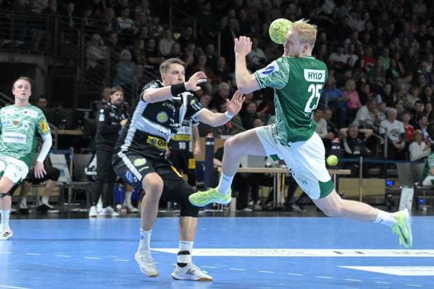 06.11.2025, xlakx, Handball, DHB-Pokal 1 8 Finale, Fuechse Berlin - ThSV Eisenach v.l. Oskar Joelsson (ThSV Eisenach), Matthes Langhoff (Fuechse Berlin) setzt zum Sprungwurf an Berlin