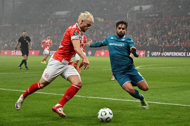 06.11.2025, xsltx, Fussball UEFA Conference League, FSV Mainz 05 - AC Florenz v.l. Benedict Hollerbach (FSV Mainz 05) Luca Ranieri (AC Florenz) Zweikampf, Aktion, action, battle for the ball (DFL DFB REGULATIONS PROHIBIT ANY USE OF PHOTOGRAPHS as IMAGE SEQUENCES and or QUASI-VIDEO) Mainz