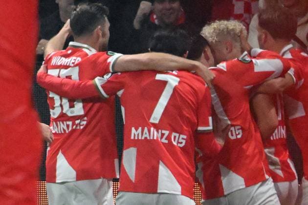 06.11.2025, xsltx, Fussball UEFA Conference League, FSV Mainz 05 - AC Florenz v.l. Torjubel nach dem Tor zum celebrating the goal celebrate 1:1 durch Benedict Hollerbach (FSV Mainz 05) (DFL DFB REGULATIONS PROHIBIT ANY USE OF PHOTOGRAPHS as IMAGE SEQUENCES and or QUASI-VIDEO) Mainz