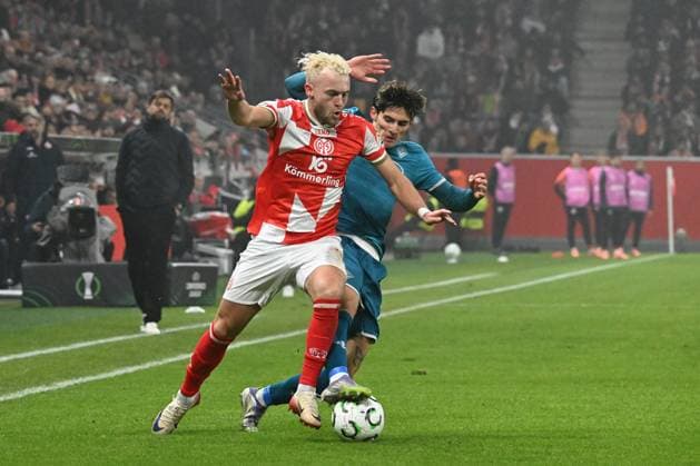 06.11.2025, xsltx, Fussball UEFA Conference League, FSV Mainz 05 - AC Florenz v.l. Benedict Hollerbach (FSV Mainz 05) Niccolo Fortini (AC Florenz) Zweikampf, Aktion, action, battle for the ball (DFL DFB REGULATIONS PROHIBIT ANY USE OF PHOTOGRAPHS as IMAGE SEQUENCES and or QUASI-VIDEO) Mainz