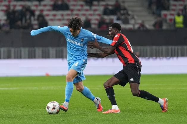 Yuito Suzuki (SC Freiburg, 14) am Ball , Frankreich, Fussball, UEFA Europa League, 4.Spieltag, Ligaphase, 2025 2026, OGC Nizza vs. SC Freiburg, 06.11.2025, Allianz Riviera, Nizza, Frankreich Nizza Allianz Riviera Provence-Alpes-CÃ te d Azur, CÃ Frankreich Copyright: xArnexAmbergx
