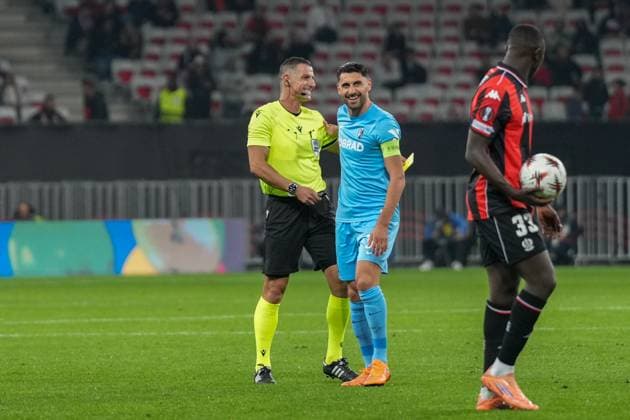 Luis Miguel Branco Godinho (Schiedsrichter) und Vincenzo Grifo (SC Freiburg, 32) lachen , Frankreich, Fussball, UEFA Europa League, 4.Spieltag, Ligaphase, 2025 2026, OGC Nizza vs. SC Freiburg, 06.11.2025, Allianz Riviera, Nizza, Frankreich Nizza Allianz Riviera Provence-Alpes-CÃ te d Azur, CÃ Frankreich Copyright: xArnexAmbergx