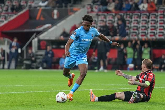 Junior Adamu (SC Freiburg, 20) am Ball , Frankreich, Fussball, UEFA Europa League, 4.Spieltag, Ligaphase, 2025 2026, OGC Nizza vs. SC Freiburg, 06.11.2025, Allianz Riviera, Nizza, Frankreich Nizza Allianz Riviera Provence-Alpes-CÃ te d Azur, CÃ Frankreich Copyright: xArnexAmbergx