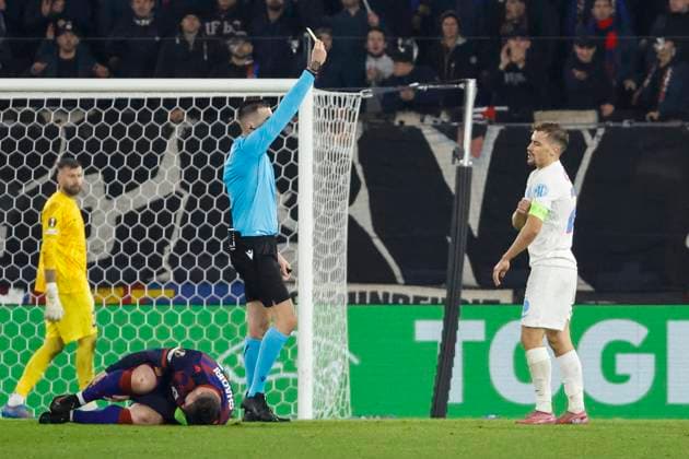 Darius Olaru (FCSB Bukarest, 27) bekommt die gelbe Karte von Schiedsrichter Juxhin Xhaja (ALB) , Schweiz, Fussball, UEFA Europa League, 4. Spieltag, 2025 2026, FC Basel vs. FCSB Bukarest, 06.11.2025, Sankt Jakob Park, Basel, Schweiz Basel Sankt Jakob Park Kanton Basel-Stadt Schweiz Copyright: xGrantxHubbsx