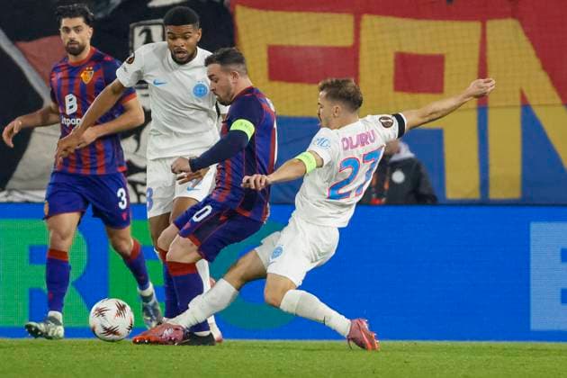 Xherdan Shaqiri (FC Basel, 10) und Darius Olaru (FCSB Bukarest, 27) im Zweikampf , Schweiz, Fussball, UEFA Europa League, 4. Spieltag, 2025 2026, FC Basel vs. FCSB Bukarest, 06.11.2025, Sankt Jakob Park, Basel, Schweiz Basel Sankt Jakob Park Kanton Basel-Stadt Schweiz Copyright: xGrantxHubbsx