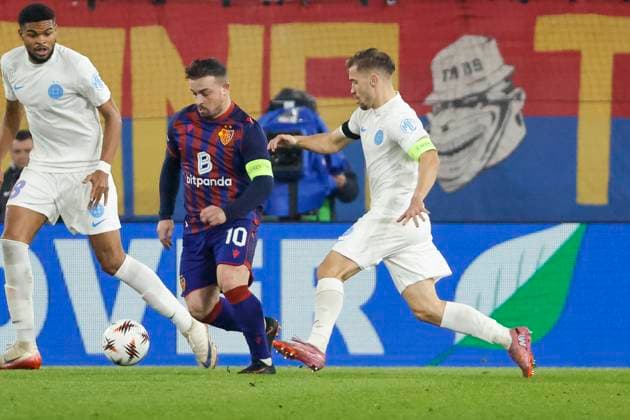 Xherdan Shaqiri (FC Basel, 10) und Darius Olaru (FCSB Bukarest, 27) im Zweikampf , Schweiz, Fussball, UEFA Europa League, 4. Spieltag, 2025 2026, FC Basel vs. FCSB Bukarest, 06.11.2025, Sankt Jakob Park, Basel, Schweiz Basel Sankt Jakob Park Kanton Basel-Stadt Schweiz Copyright: xGrantxHubbsx