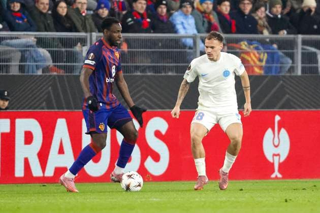 Philip Otele (FC Basel, 07) und Alexandru Pantea (FCSB Bukarest, 28) im Kampf um den Ball , Schweiz, Fussball, UEFA Europa League, 4. Spieltag, 2025 2026, FC Basel vs. FCSB Bukarest, 06.11.2025, Sankt Jakob Park, Basel, Schweiz Basel Sankt Jakob Park Kanton Basel-Stadt Schweiz Copyright: xGrantxHubbsx