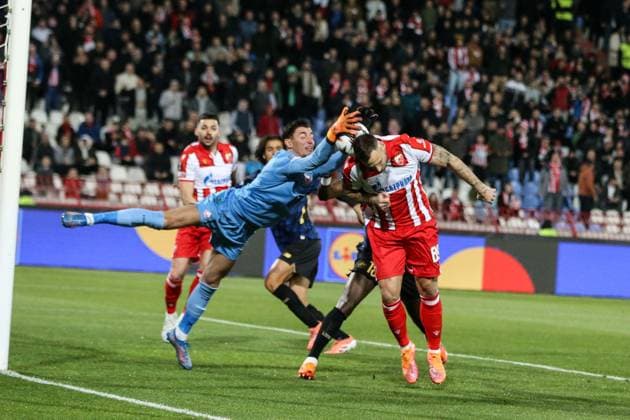 Crvena Zvezda v Lille - UEFA Europa League BELGRADE, SERBIA - NOVEMBER 06: Marko Arnautovic (89) of Crvena Zvezda in action against goalkeeper Berke Ozer (L) of Lille during the UEFA Europa League football match between Crvena Zvezda and Lille at Rajko Mitic Stadium on November 6, 2025 in Belgrade, Serbia. Filip Stevanovic Anadolu Belgrade Serbia. Editorial use only. Please get in touch for any other usage.  Copyright: x2025xAnadoluxFilipxStevanovicx