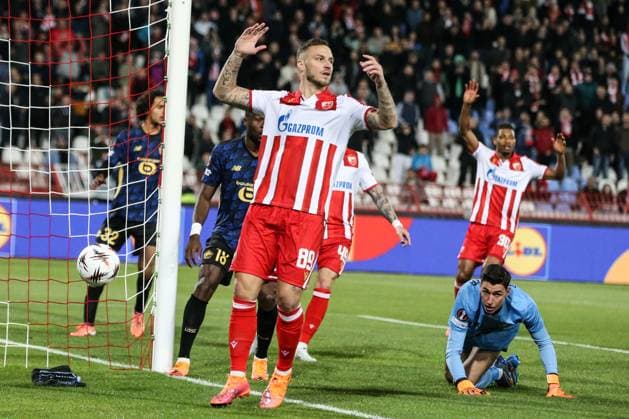 Crvena Zvezda v Lille - UEFA Europa League BELGRADE, SERBIA - NOVEMBER 06: Marko Arnautovic (89) of Crvena Zvezda in action against goalkeeper Berke Ozer (ground) of Lille during the UEFA Europa League football match between Crvena Zvezda and Lille at Rajko Mitic Stadium on November 6, 2025 in Belgrade, Serbia. Filip Stevanovic Anadolu Belgrade Serbia. Editorial use only. Please get in touch for any other usage.  Copyright: x2025xAnadoluxFilipxStevanovicx