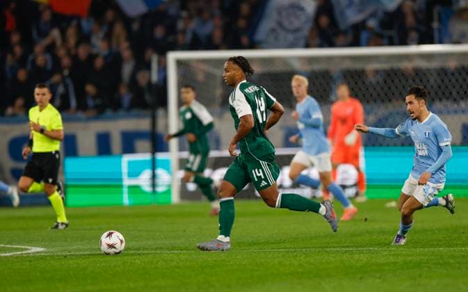 MALMÖ, SVERIGE 20251106 Panathinaikos Erik Palmer-Brown med bollen jagas av Malmös Adrian Skogmar under torsdagens fotbollsmatch i Europa League, fjärde omgangen, mellan Malmö FF och Panathinaikos pa Eleda Stadion. MALMÖ SVERIGE x10600x