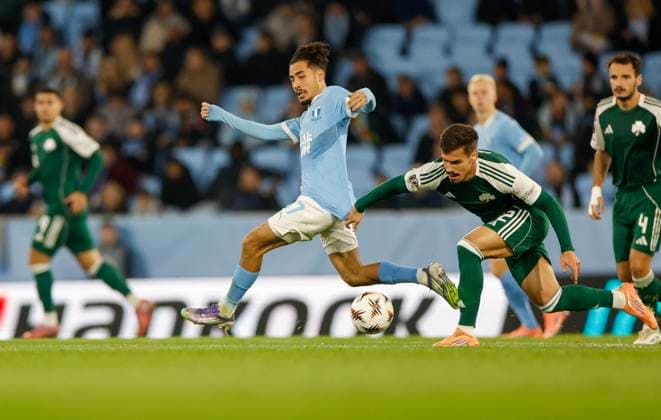 MALMÖ, SVERIGE 20251106 Malmös Adrian Skogmar och Panathinaikos MiloÅ¡ PantoviÄ‡ under torsdagens fotbollsmatch i Europa League, fjärde omgangen, mellan Malmö FF och Panathinaikos pa Eleda Stadion. MALMÖ SVERIGE x10600x