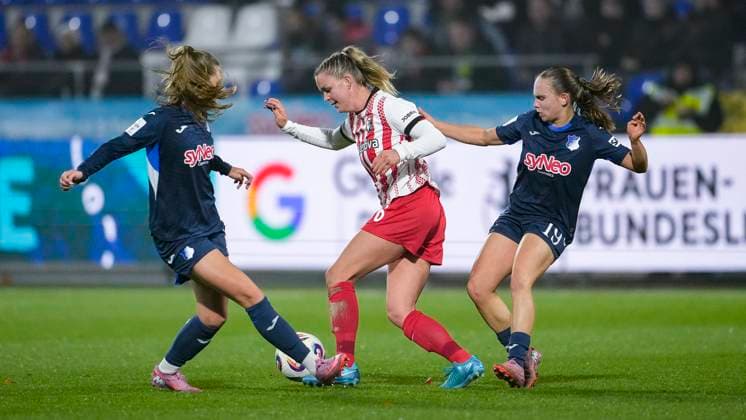 v.li.: Valesca Ampoorter (TSG, 18), Greta Stegemann (Freiburg, 16), Marie Steiner (TSG, 19), Zweikampf, Spielszene, Duell, duel, tackle, tackling, Dynamik, Action, Aktion, 06.11.2025, Sinsheim (Hoffenheim) (Deutschland), Fussball, Google Pixel Frauen-Bundesliga, TSG 1899 Hoffenheim - SC Freiburg, DFB DFL REGULATIONS PROHIBIT ANY USE OF PHOTOGRAPHS AS IMAGE SEQUENCES AND OR QUASI-VIDEO.