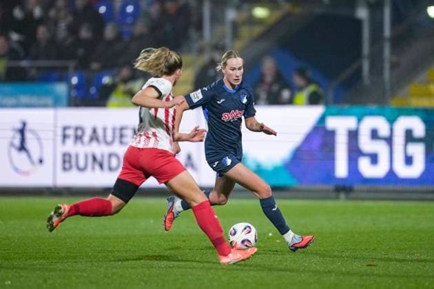 v.li.: Lisa Karl (Freiburg, 2), Feli Delacauw (TSG, 24), Zweikampf, Spielszene, Duell, duel, tackle, tackling, Dynamik, Action, Aktion, 06.11.2025, Sinsheim (Hoffenheim) (Deutschland), Fussball, Google Pixel Frauen-Bundesliga, TSG 1899 Hoffenheim - SC Freiburg, DFB DFL REGULATIONS PROHIBIT ANY USE OF PHOTOGRAPHS AS IMAGE SEQUENCES AND OR QUASI-VIDEO.