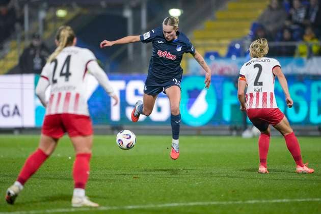 v.li.: Ingibjörg Sigurdardottir (Freiburg, 24), Feli Delacauw (TSG, 24), Lisa Karl (Freiburg, 2), Zweikampf, Spielszene, Duell, duel, tackle, tackling, Dynamik, Action, Aktion, 06.11.2025, Sinsheim (Hoffenheim) (Deutschland), Fussball, Google Pixel Frauen-Bundesliga, TSG 1899 Hoffenheim - SC Freiburg, DFB DFL REGULATIONS PROHIBIT ANY USE OF PHOTOGRAPHS AS IMAGE SEQUENCES AND OR QUASI-VIDEO.