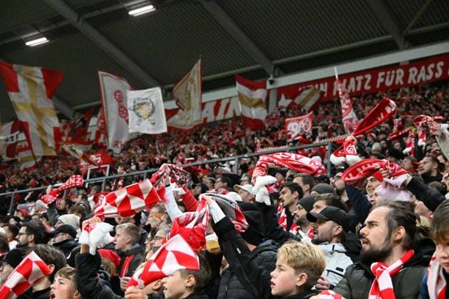 06.11.2025, xsltx, Fussball UEFA Conference League, FSV Mainz 05 - AC Florenz v.l. Mainzer Fans Stimmung, Schals, Emotionen (DFL DFB REGULATIONS PROHIBIT ANY USE OF PHOTOGRAPHS as IMAGE SEQUENCES and or QUASI-VIDEO) Mainz