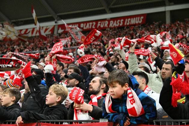 06.11.2025, xsltx, Fussball UEFA Conference League, FSV Mainz 05 - AC Florenz v.l. Mainzer Fans Stimmung, Schals, Emotionen (DFL DFB REGULATIONS PROHIBIT ANY USE OF PHOTOGRAPHS as IMAGE SEQUENCES and or QUASI-VIDEO) Mainz
