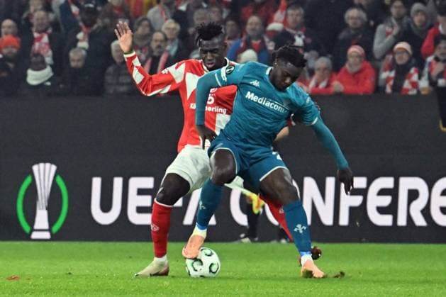 06.11.2025, xsltx, Fussball UEFA Conference League, FSV Mainz 05 - AC Florenz v.l. Danny da Costa (FSV Mainz 05) Moise Kean (AC Florenz) Zweikampf, Aktion, action, battle for the ball (DFL DFB REGULATIONS PROHIBIT ANY USE OF PHOTOGRAPHS as IMAGE SEQUENCES and or QUASI-VIDEO) Mainz