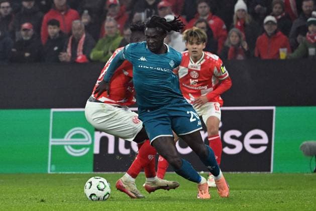 06.11.2025, xsltx, Fussball UEFA Conference League, FSV Mainz 05 - AC Florenz v.l. Danny da Costa (FSV Mainz 05) Moise Kean (AC Florenz) Zweikampf, Aktion, action, battle for the ball (DFL DFB REGULATIONS PROHIBIT ANY USE OF PHOTOGRAPHS as IMAGE SEQUENCES and or QUASI-VIDEO) Mainz