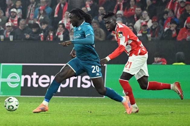 06.11.2025, xsltx, Fussball UEFA Conference League, FSV Mainz 05 - AC Florenz v.l. Danny da Costa (FSV Mainz 05) Moise Kean (AC Florenz) Zweikampf, Aktion, action, battle for the ball (DFL DFB REGULATIONS PROHIBIT ANY USE OF PHOTOGRAPHS as IMAGE SEQUENCES and or QUASI-VIDEO) Mainz