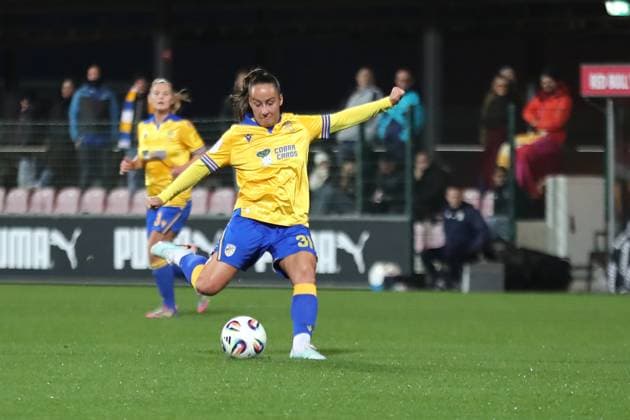 Google Pixel Frauen-Bundesliga, RB Leipzig - FC Carl Zeiss Jena; 06.11.2025 Nelly Juckel (31, Carl Zeiss Jena) holt zum Schuss aus. Fußball, Google Pixel Frauen-Bundesliga, Saison 2025 2026, 9. Spieltag: RB Leipzig vs. FC Carl Zeiss Jena am 06.11.2025, Trainingszentrum Cottaweg, Leipzig. DFB REGULATIONS PROHIBIT ANY USE OF PHOTOGRAPHS AS IMAGE SEQUENCES AND OR QUASI-VIDEO. Copyright: xBEAUTIFULxSPORTS JanxKaeferx