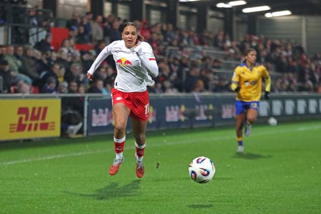Google Pixel Frauen-Bundesliga, RB Leipzig - FC Carl Zeiss Jena; 06.11.2025 Lisa Baum (11, RB Leipzig). Fußball, Google Pixel Frauen-Bundesliga, Saison 2025 2026, 9. Spieltag: RB Leipzig vs. FC Carl Zeiss Jena am 06.11.2025, Trainingszentrum Cottaweg, Leipzig. DFB REGULATIONS PROHIBIT ANY USE OF PHOTOGRAPHS AS IMAGE SEQUENCES AND OR QUASI-VIDEO. Copyright: xBEAUTIFULxSPORTS JanxKaeferx